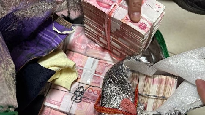 居民楼道惊现65万元现金，为何无人认领（组图） - 1