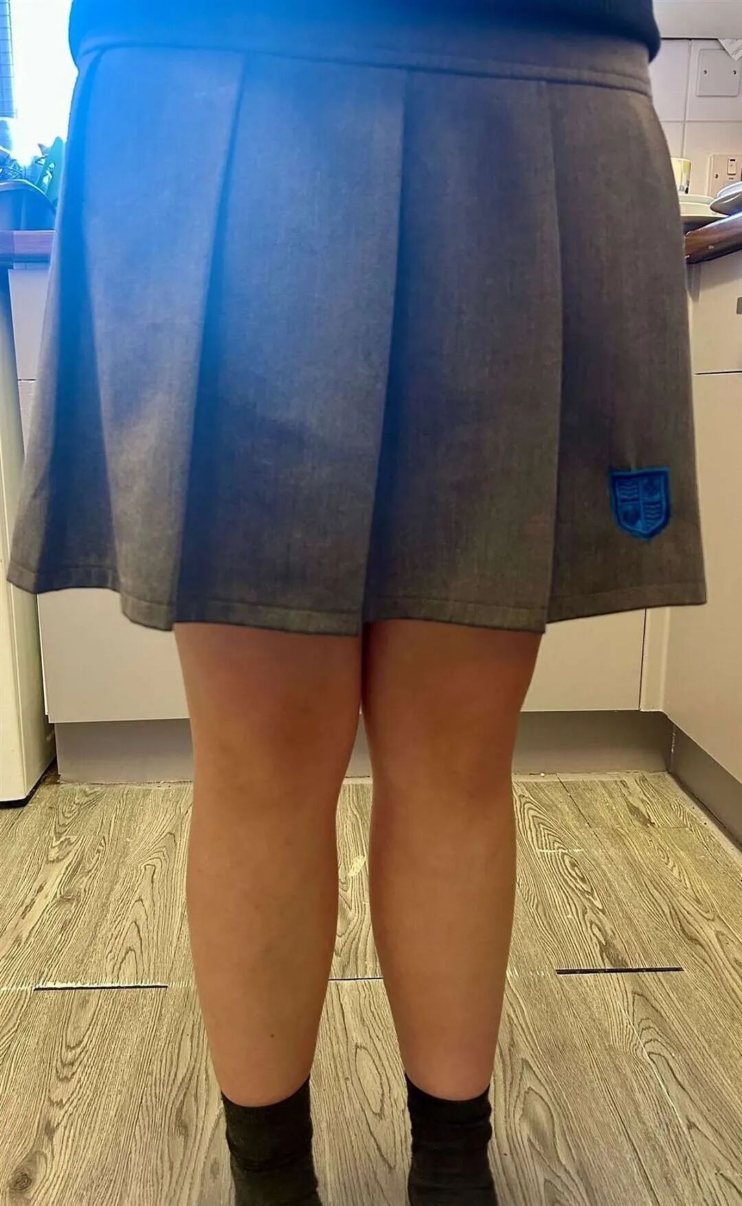 校裙差2厘米，学校羞辱12岁女生，不给饭不给水！（组图） - 3