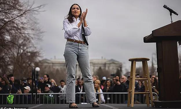 刚过世9天!AOC国会怒批Charlie Kirk,进步派接班人剑指2028总统大选(组图) - 5