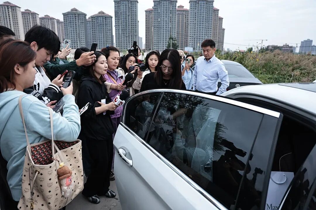 中国首例“性侵认定工伤”案当事人崔丽丽,身穿遭性侵当日的衣服,与丈夫十指相扣出庭(视频/组图) - 3
