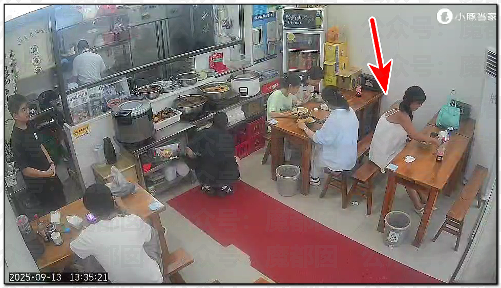 妙龄女子餐馆当众脱衣+马路上光下体揍路人和拦截车辆（视频/组图） - 2