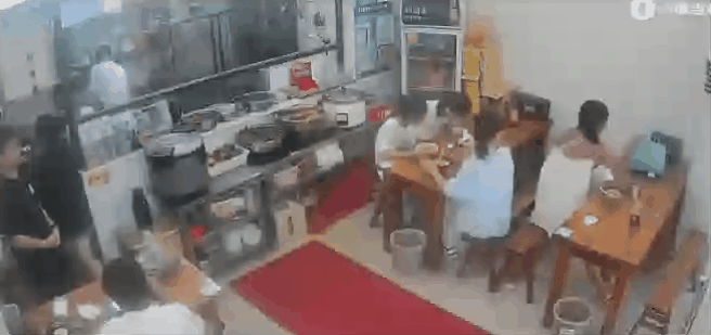 妙龄女子餐馆当众脱衣+马路上光下体揍路人和拦截车辆（视频/组图） - 5