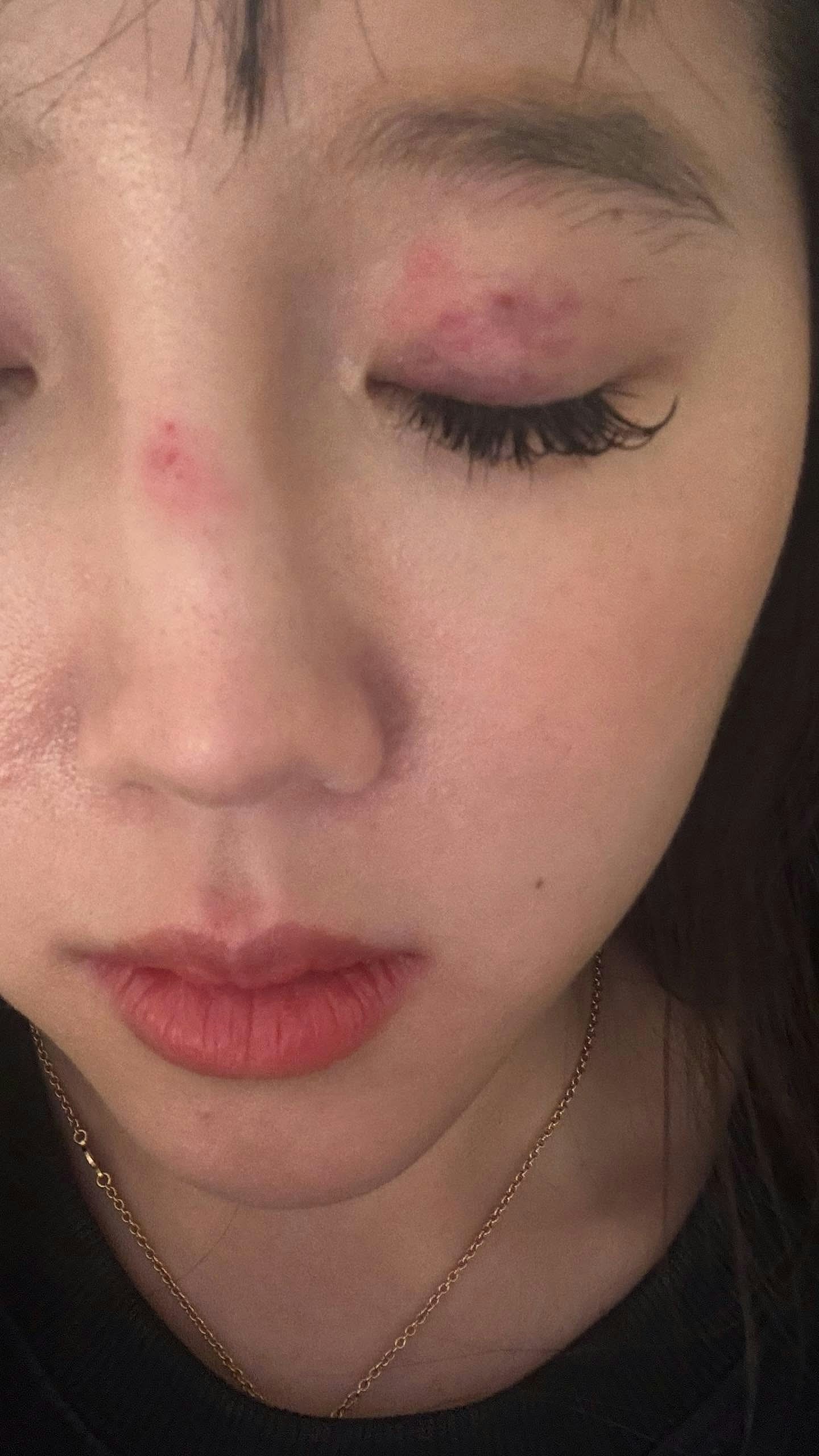 华女英国当街被4人围殴,倒地仍被用尽力狂踢,称当地人冷眼旁观(组图) - 5