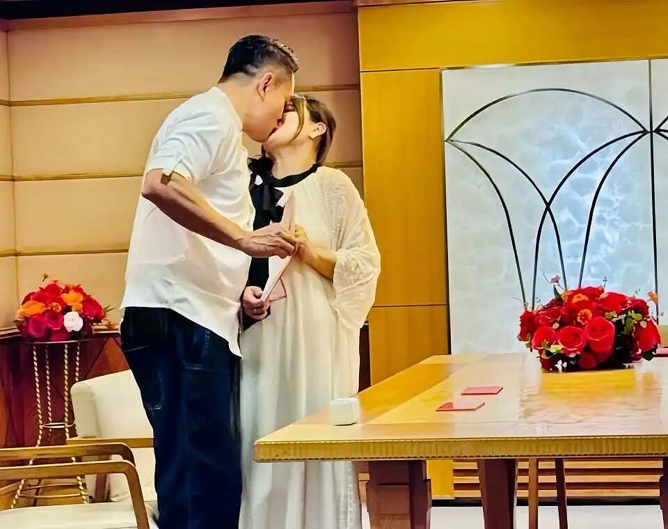 恭喜！香港知名男星宣布再婚补办婚礼，50岁老来得女再当爸（组图） - 4