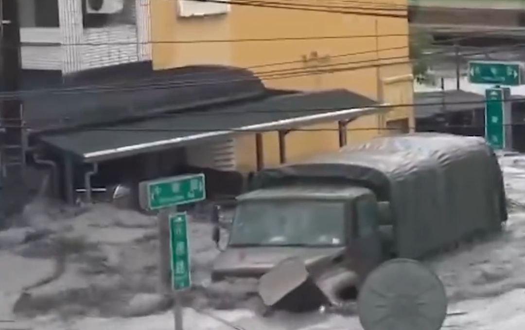 台风“桦加沙”致台湾发生洪灾：当地桥梁被冲断街道变河道，民众爬墙求救（视频/组图） - 2