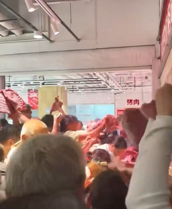 超强台风“桦加沙”登陆广东，高楼剧烈晃动！珠海司机街头“玩水造浪”，台湾堰塞湖溃堤14死，香港酒店有人被冲走（视频/组图） - 24