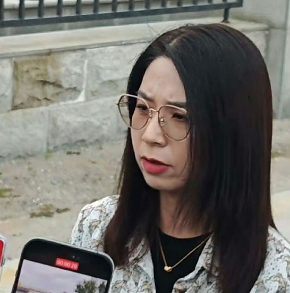 女高管被性侵追偿案未当庭宣判,当事人回应:准备了200多页证据,法院要求一周内双方提交质证意见(视频/组图) - 1