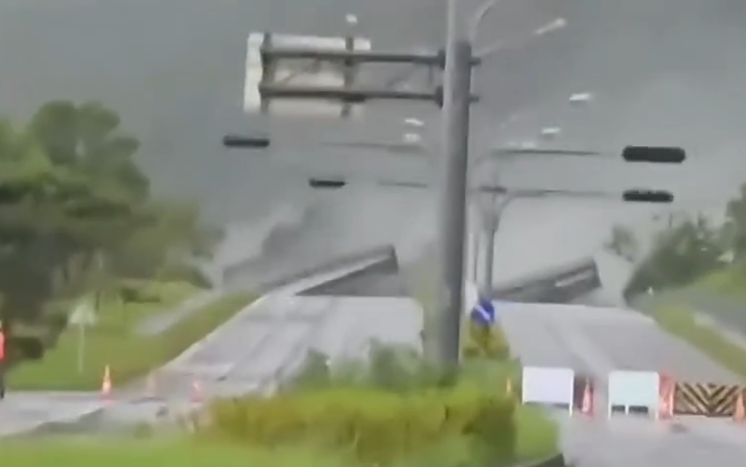 台风“桦加沙”致台湾发生洪灾：当地桥梁被冲断街道变河道，民众爬墙求救（视频/组图） - 1