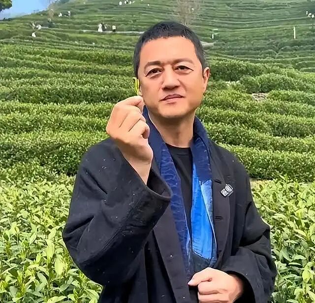 53岁的李亚鹏现状曝光！公司狂赚70亿后，带娇妻住乡下吃野菜（组图） - 3
