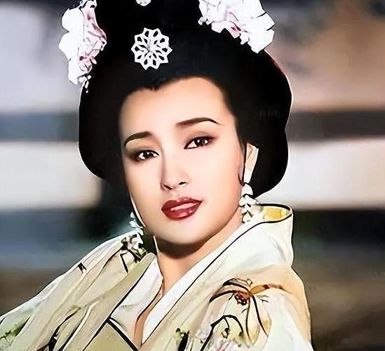 74岁老戏骨刘晓庆坦言 :以为我没孩子没老公就可怜?我过得很滋润(组图) - 4