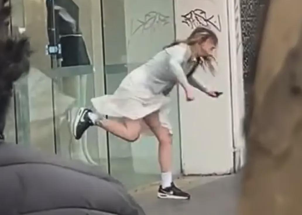傻眼！墨尔本CBD华人买手店，一女子当街踹破门进入洗劫（组图） - 2