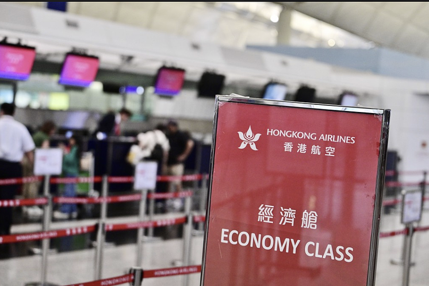 华人吓疯!香港飞机降落出事,滑梯弹出!载180人客机疯狂颠簸,知名主持人坠机亡(组图) - 8