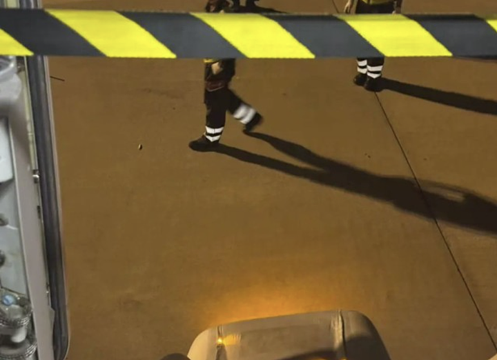 华人吓疯!香港飞机降落出事,滑梯弹出!载180人客机疯狂颠簸,知名主持人坠机亡(组图) - 7