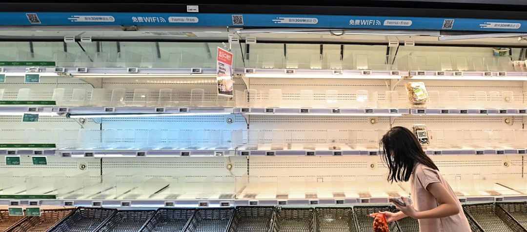 超强台风“桦加沙”登陆广东，高楼剧烈晃动！珠海司机街头“玩水造浪”，台湾堰塞湖溃堤14死，香港酒店有人被冲走（视频/组图） - 22