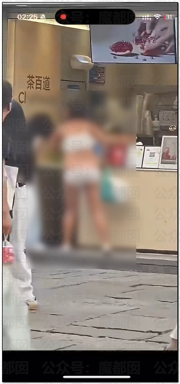 妙龄女子餐馆当众脱衣+马路上光下体揍路人和拦截车辆（视频/组图） - 10