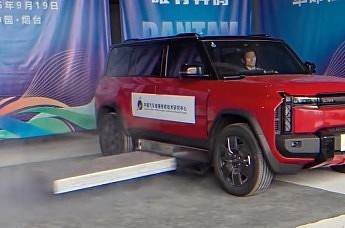 误会了？新能源车“电池弹射”，亲历者发声（组图） - 1