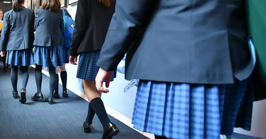 校裙差2厘米，学校羞辱12岁女生，不给饭不给水！（组图） - 1
