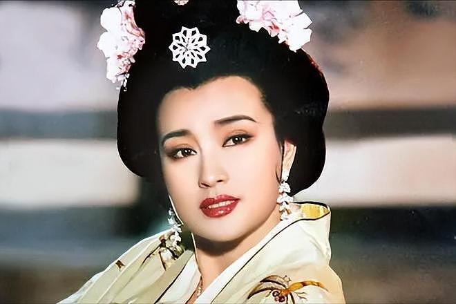 钱再多有什么用？75岁无儿无女的刘晓庆，给情绪崩溃的费翔提了醒（组图） - 34