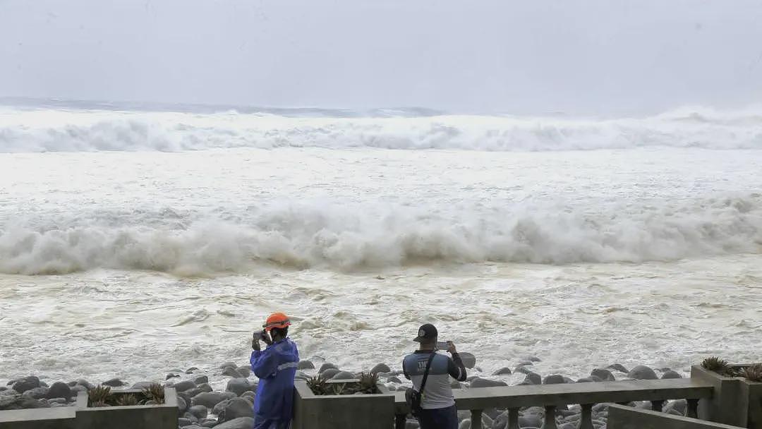 一家4口外出“赏台风”，3人被卷入浪中；特大暴雨中，岛上14死18伤（组图） - 2