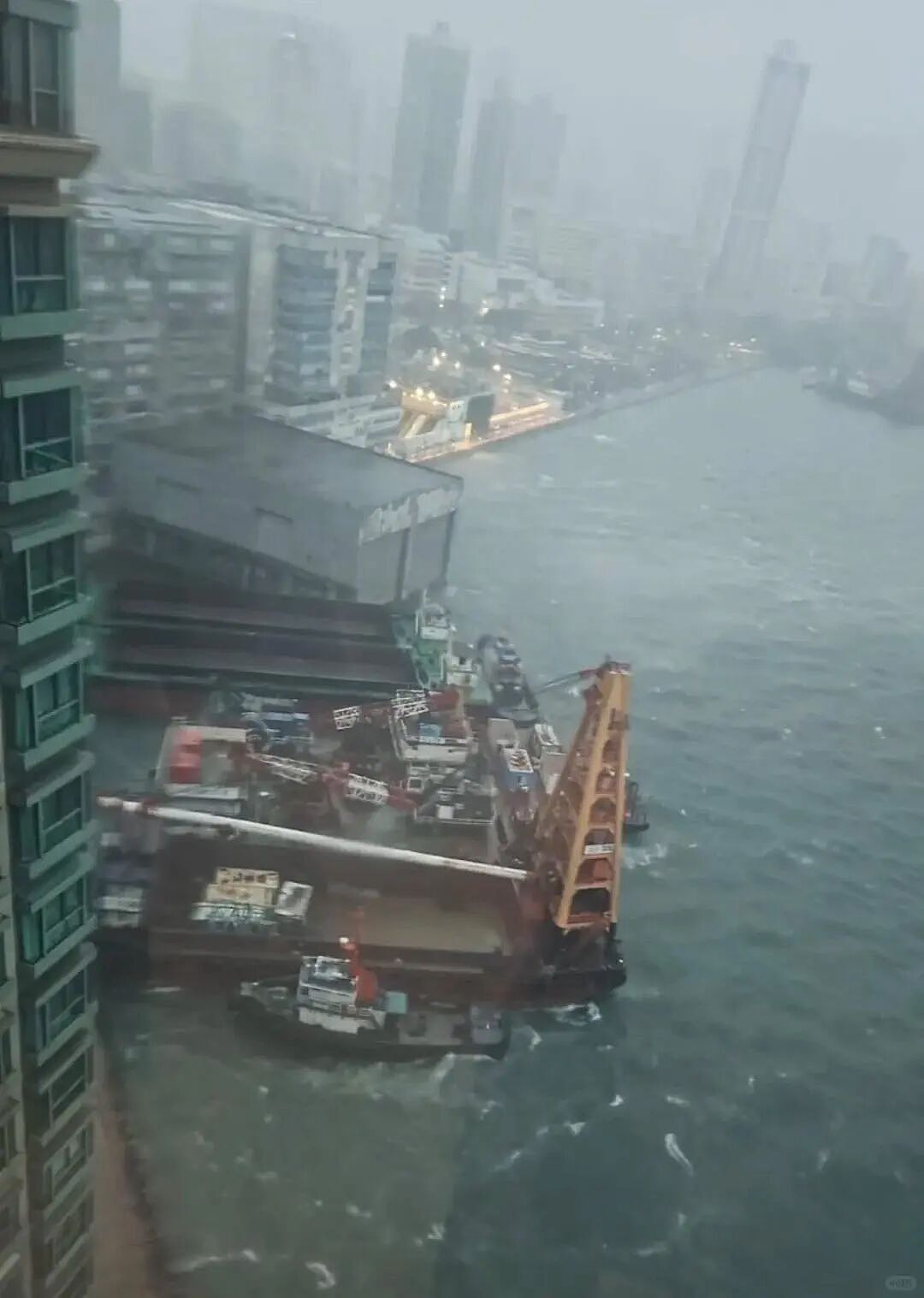 香港一艘大船尾部撞上海岸，致大片护栏受损！飞机穿过“桦加沙”风眼捕捉到震憾画面（视频/组图） - 5