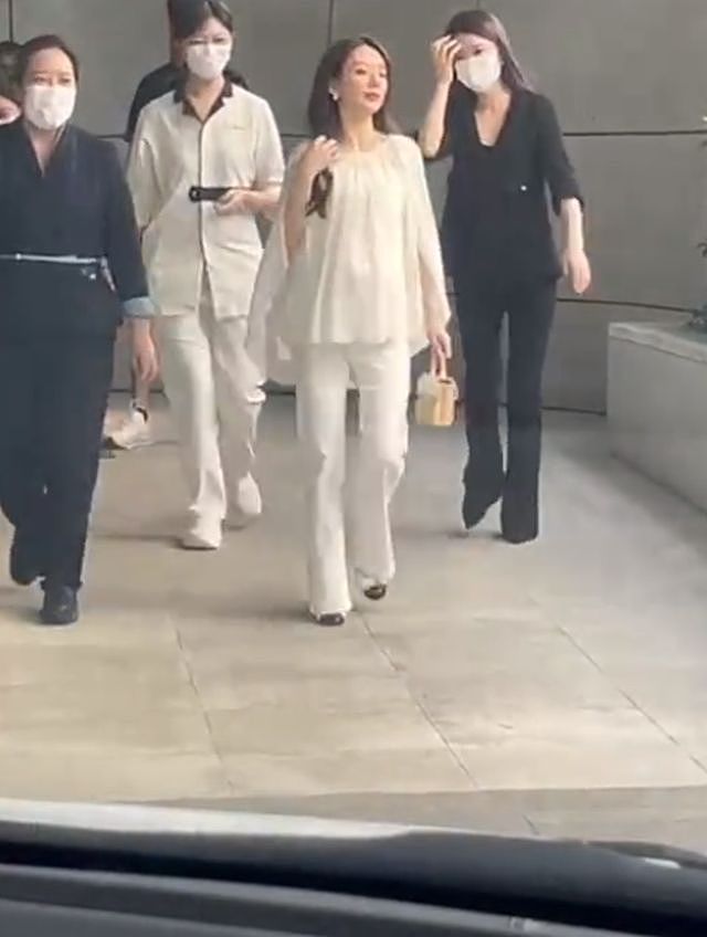 郭富城妻子现身月子中心，身后跟6个人，走路大摇大摆看着好神气（组图） - 2
