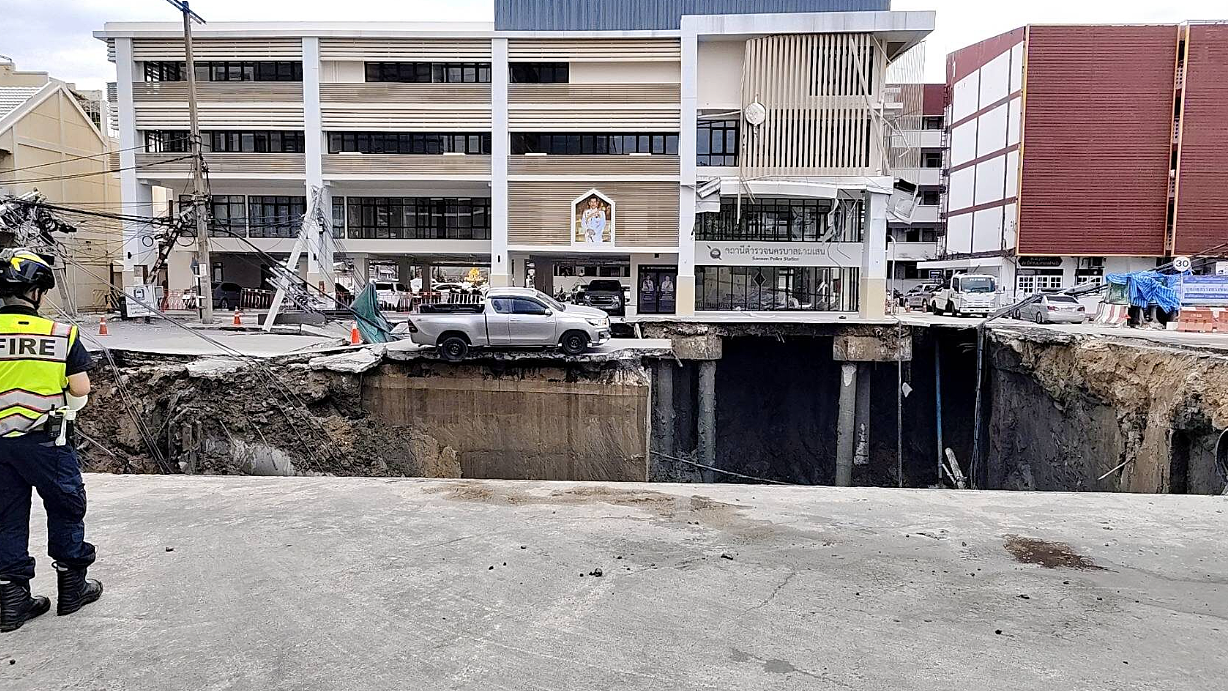 曼谷市区惊现50m深天坑！火花炸出恐怖瞬间曝，地铁施工酿祸（视频/组图） - 4