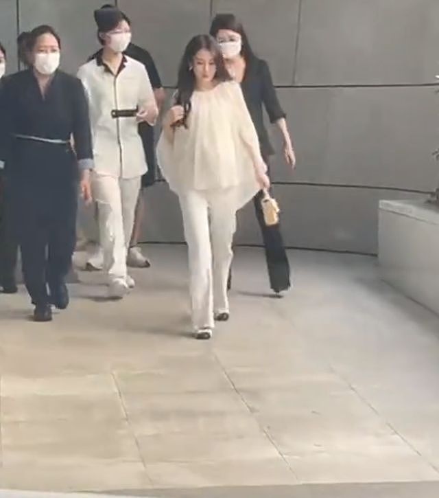 郭富城妻子现身月子中心，身后跟6个人，走路大摇大摆看着好神气（组图） - 1