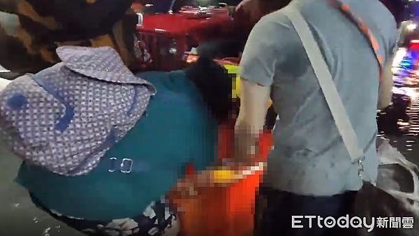 洪水强灌花莲夺14命！救难人员橘色大桶子装婴儿，救人画面曝光（组图） - 2