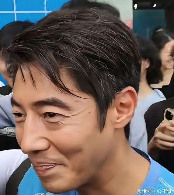 撒贝宁现身深圳，头发斑白，满脸沧桑变化大（组图） - 1