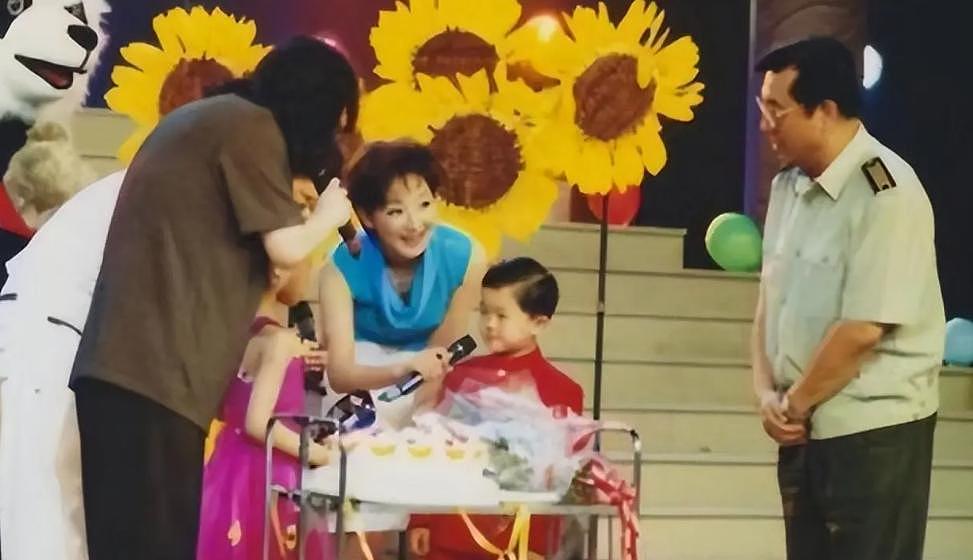 李双江近照曝光：双眼发直行动迟缓，精气神大不如前（组图） - 17