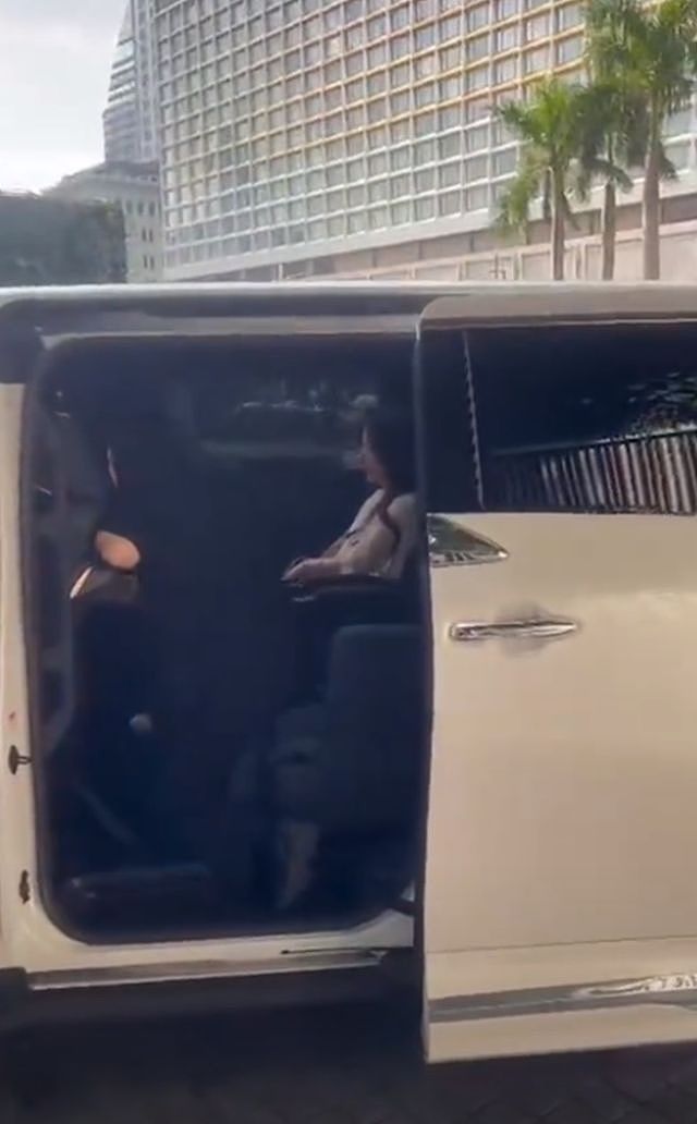 郭富城妻子现身月子中心，身后跟6个人，走路大摇大摆看着好神气（组图） - 3