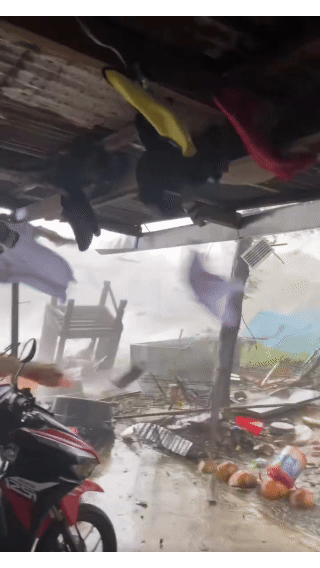 一家4口外出“赏台风”，3人被卷入浪中；特大暴雨中，岛上14死18伤（组图） - 10
