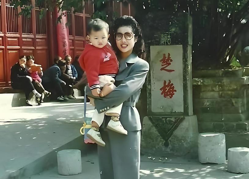 李双江近照曝光：双眼发直行动迟缓，精气神大不如前（组图） - 14