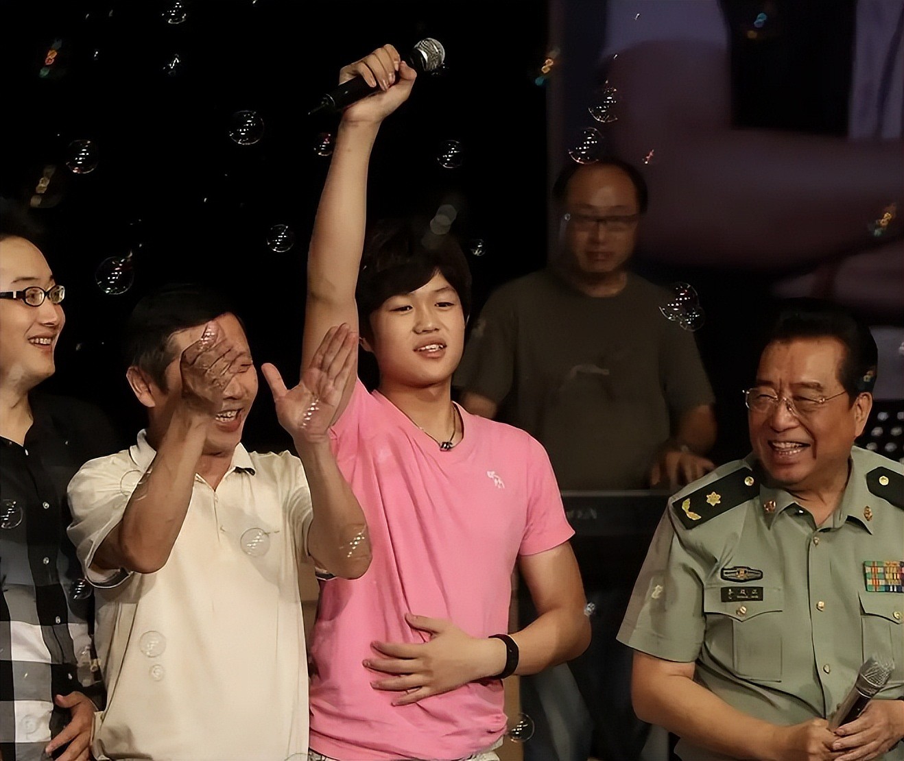 李双江近照曝光：双眼发直行动迟缓，精气神大不如前（组图） - 20