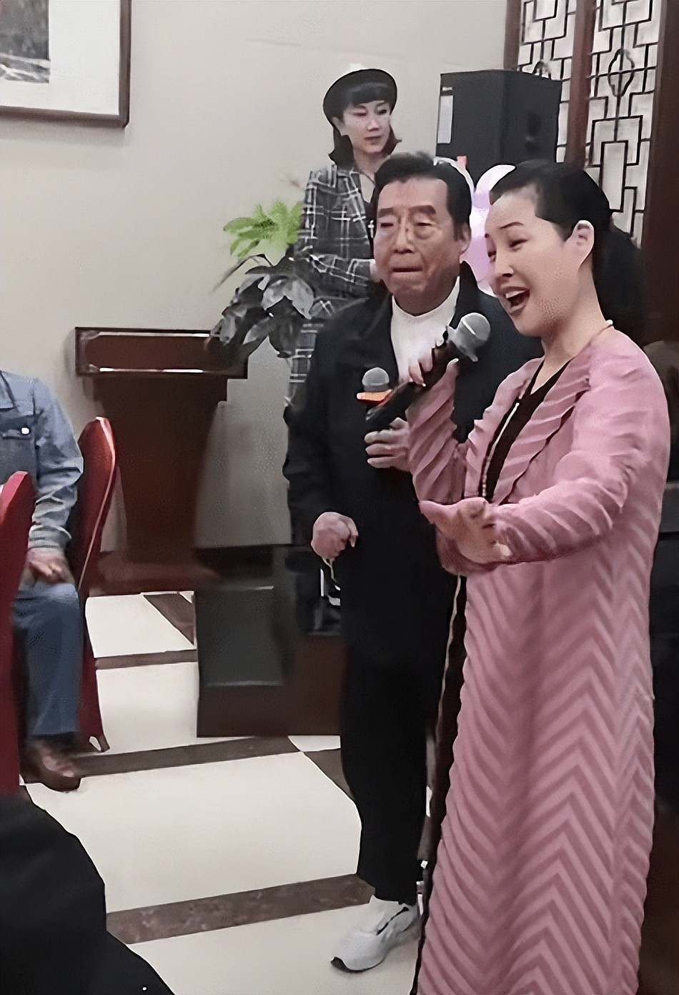 李双江近照曝光：双眼发直行动迟缓，精气神大不如前（组图） - 24