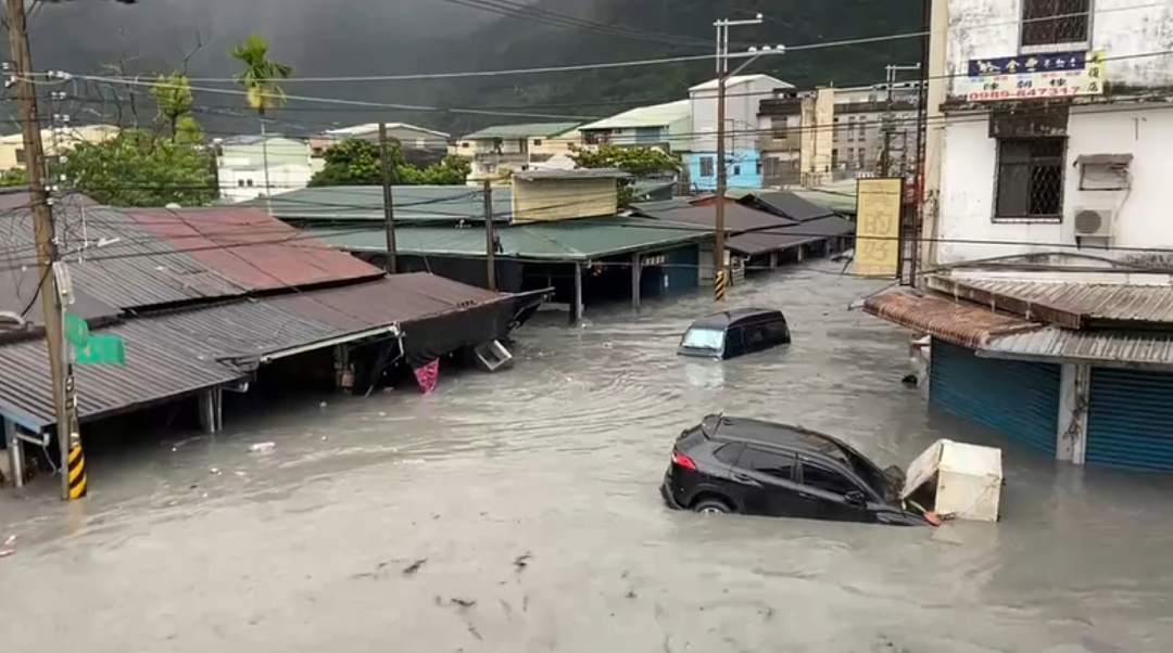 一家4口外出“赏台风”，3人被卷入浪中；特大暴雨中，岛上14死18伤（组图） - 8