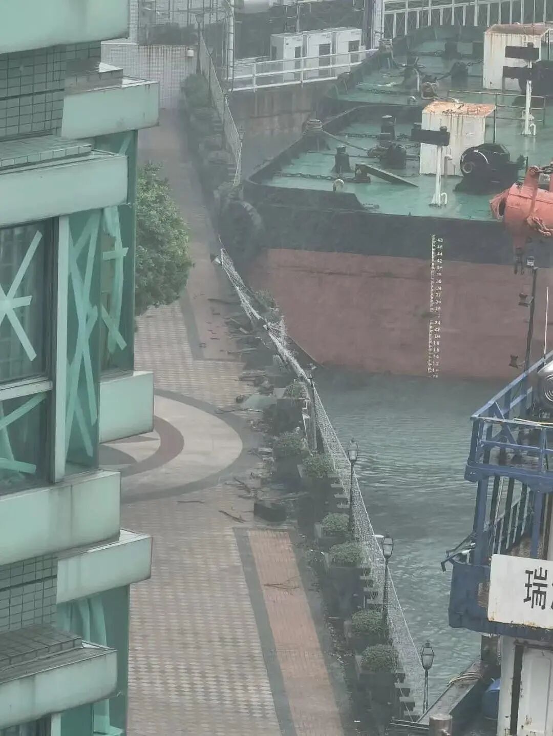 香港一艘大船尾部撞上海岸，致大片护栏受损！飞机穿过“桦加沙”风眼捕捉到震憾画面（视频/组图） - 6