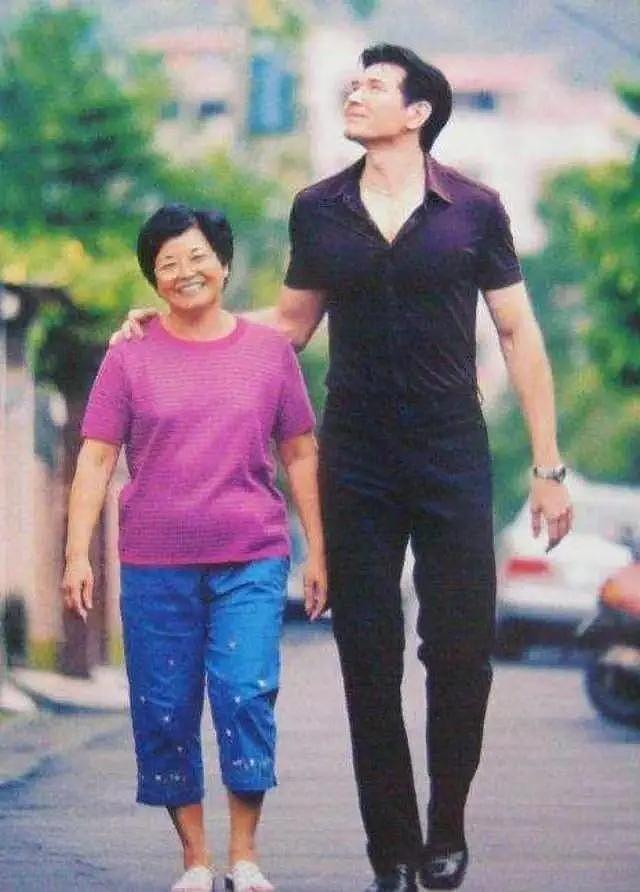 钱再多有什么用？75岁无儿无女的刘晓庆，给情绪崩溃的费翔提了醒（组图） - 8