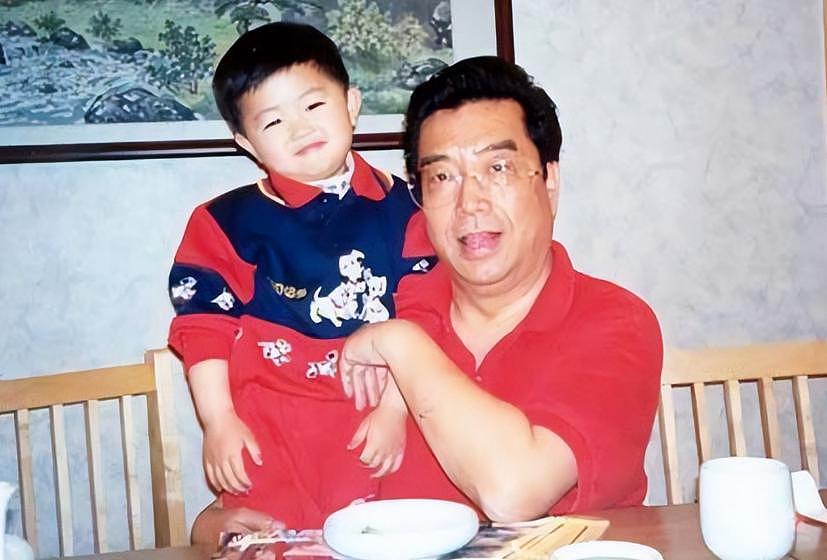 李双江近照曝光：双眼发直行动迟缓，精气神大不如前（组图） - 16