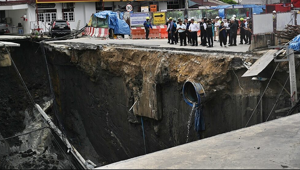 曼谷市区惊现50m深天坑！火花炸出恐怖瞬间曝，地铁施工酿祸（视频/组图） - 3