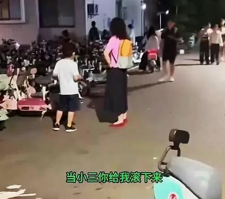 豪车大老板劈腿女大学生，妻子深夜带小孩全校找三引围观（组图） - 4