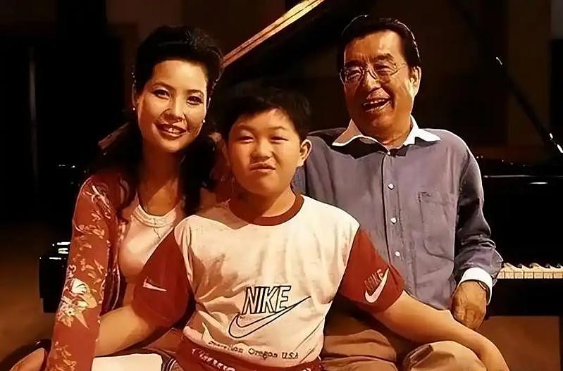 李双江近照曝光：双眼发直行动迟缓，精气神大不如前（组图） - 19