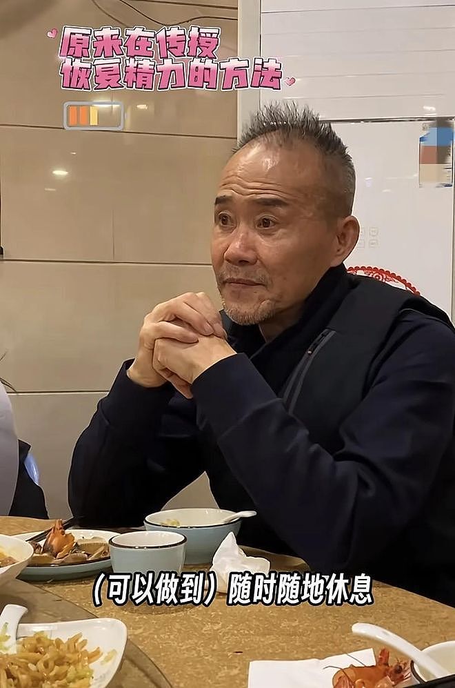 74岁王石罕见参会，穿格子衬衫戴“假发套”，显得又老又年轻（组图） - 4