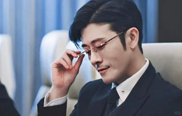 亲妈是导演，干妈是导演，20年都捧不红他，却在娶妻改名后火了（组图） - 4
