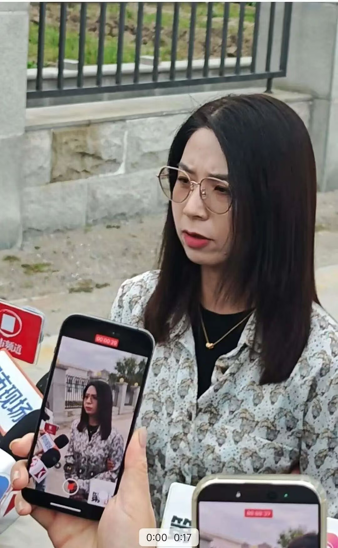 崔丽丽身穿遭性侵当日的衣服，与丈夫十指相扣出庭：这身行头曾是耻辱，如今是战袍！姚晨发声（组图） - 1
