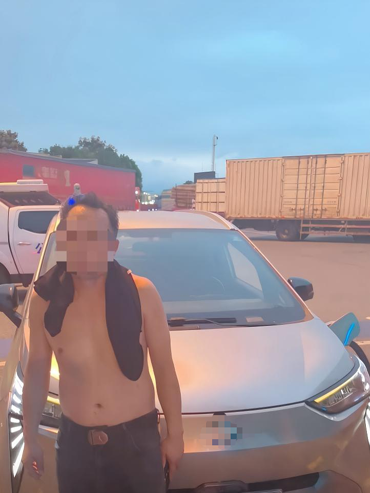 新能源汽车深夜在高速上突然没电，男子竟蛮力推行2公里，警力找到他时，正在服务区寻找充电桩（组图） - 1