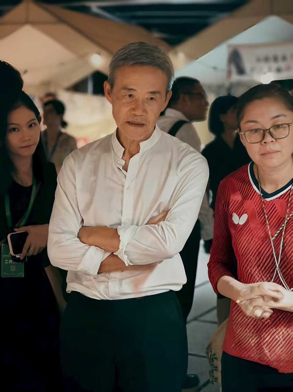 74岁王石罕见参会，穿格子衬衫戴“假发套”，显得又老又年轻（组图） - 7