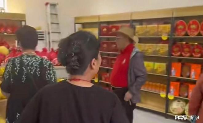 全红婵爸爸当老板了，新店开业火爆，店里人山人海，妈妈乐开花（组图） - 3