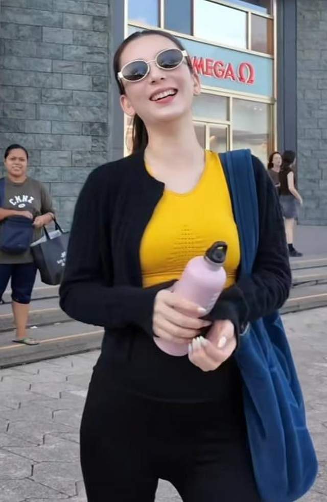 郭富城妻子现身月子中心，身后跟6个人，走路大摇大摆看着好神气（组图） - 4
