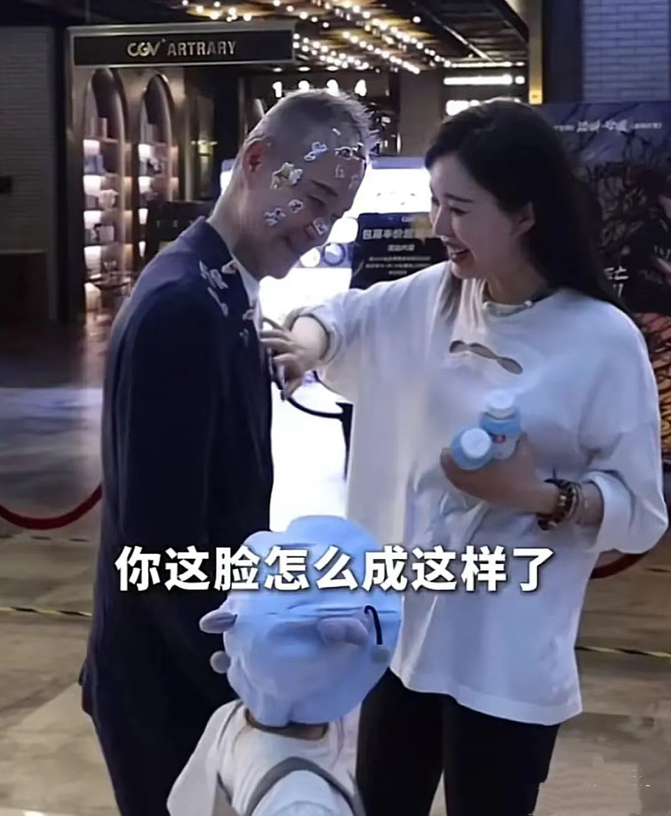 74岁王石罕见参会，穿格子衬衫戴“假发套”，显得又老又年轻（组图） - 9
